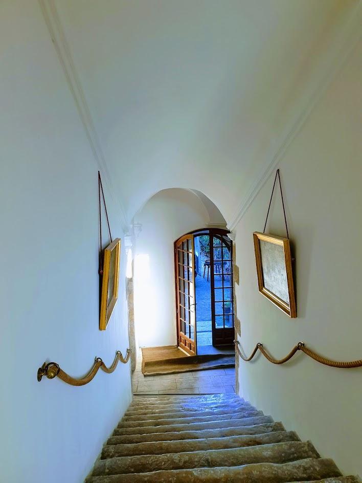 ETS Barile renovation cage d'escalier couloir tableaux