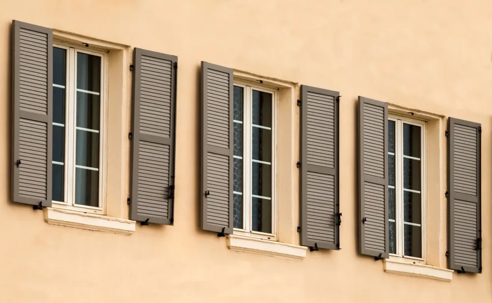 Peinture volets près de Les Arcs